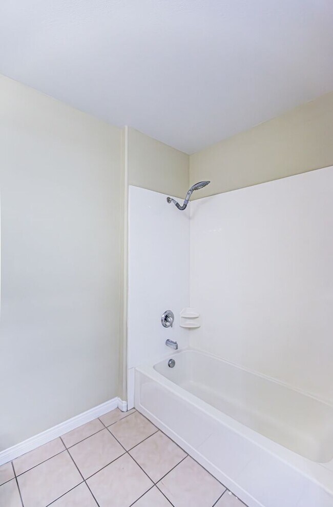 Building Photo - Top Floor 2 Bedroom Condo Located in Manhattan