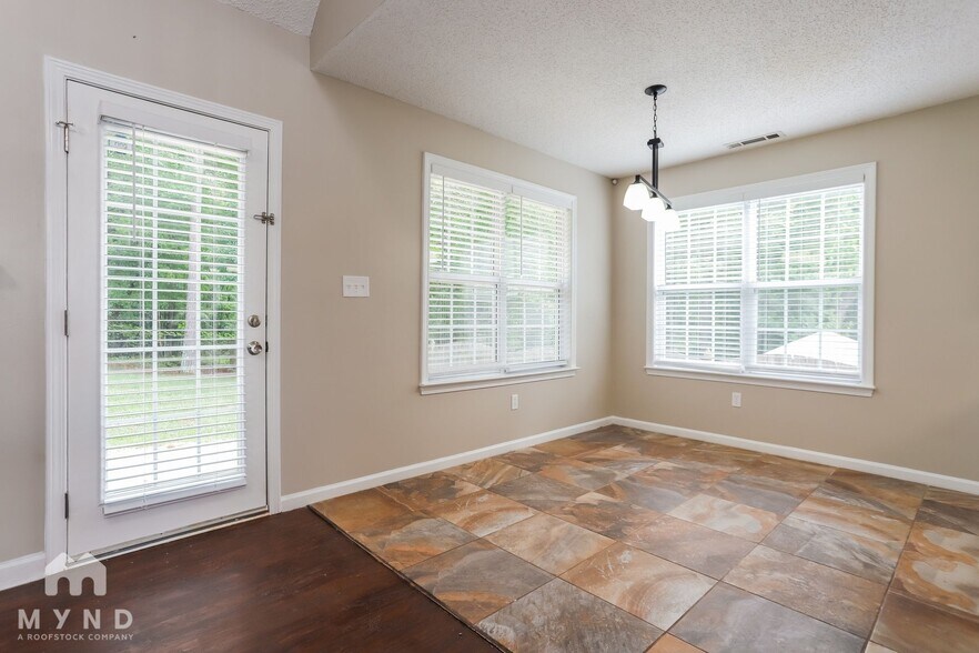 Building Photo - 2060 Club Bay Dr