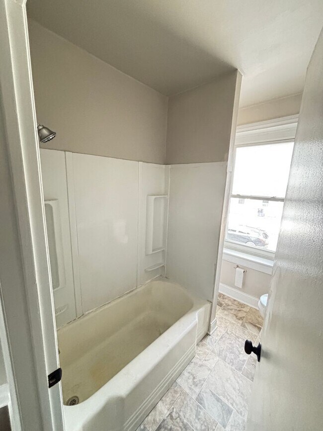 Building Photo - 2 BR Home Available in Catasauqua, PA