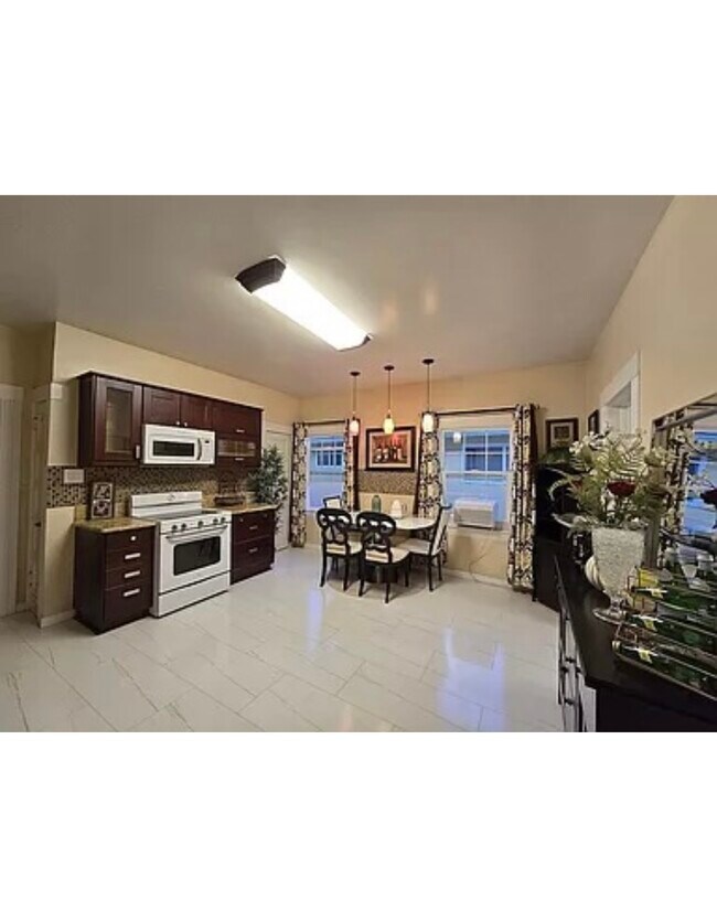 Building Photo - V st