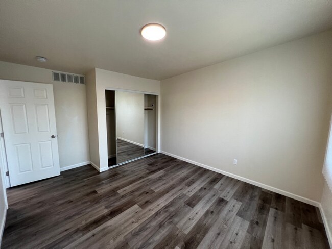 Building Photo - 924 N Van Ness Ave