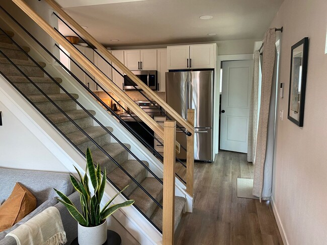 Building Photo - Charming 2-bed, 1-bath home in Sunnyside neighborhood, with private fenced backyard.