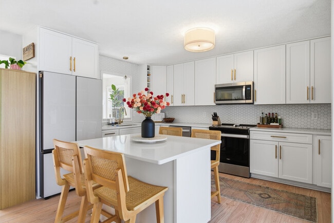 Primary Photo - 1005 Redbud Rd