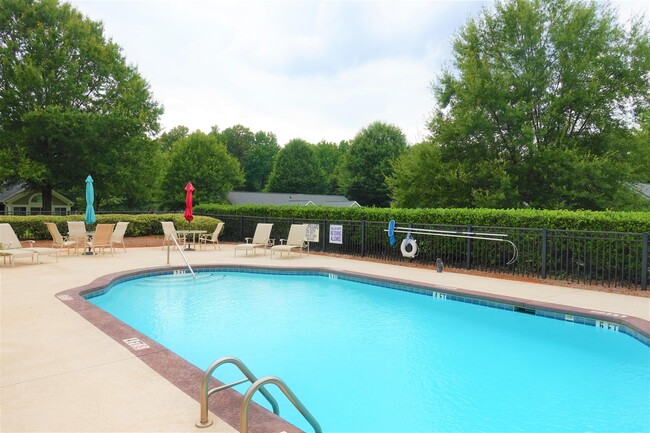 Building Photo - 303 Heritage Club Dr
