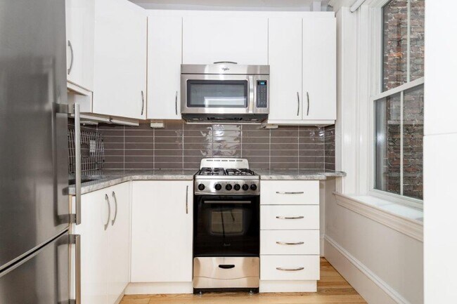 Primary Photo - 398 Seaver St