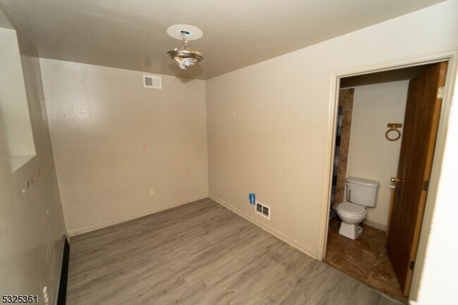 Building Photo - 331 Straight St