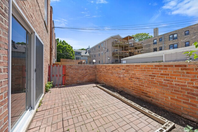 Building Photo - 1615 W Greenleaf Ave
