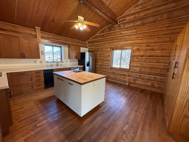 Building Photo - 545 Coulee Dr