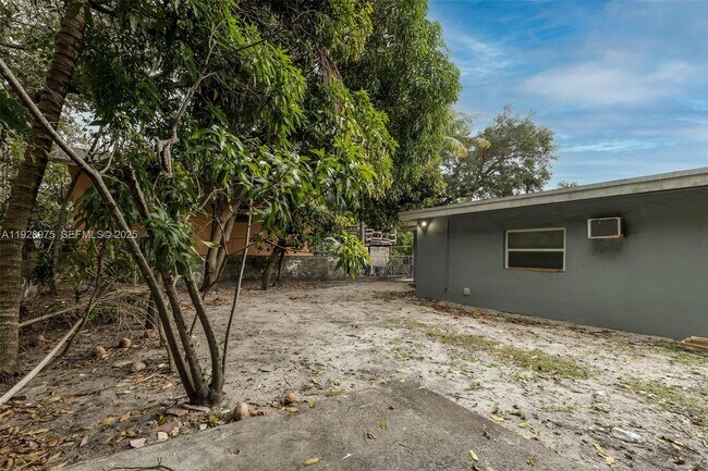 Building Photo - 259 NE 56th St