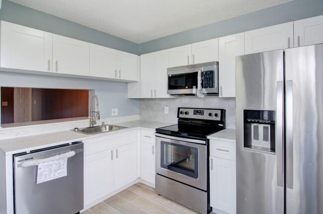 Building Photo - 960 N Franklin Ave