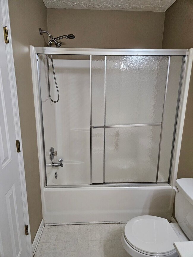 Building Photo - Rare 3 bed 2.5 located in the Etowah School District