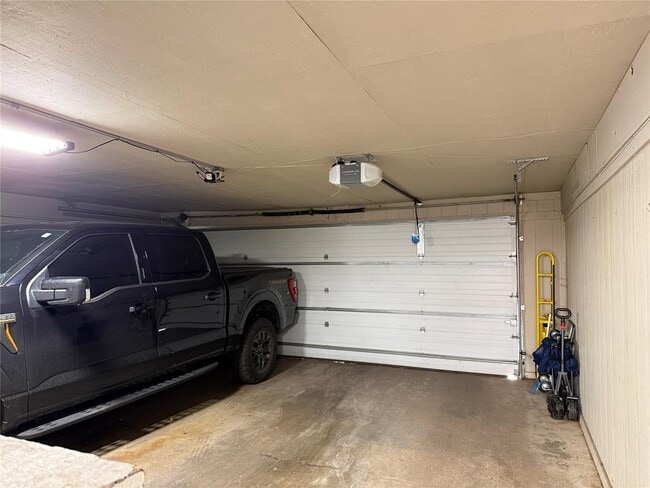 Building Photo - 1327 Canterbury Blvd