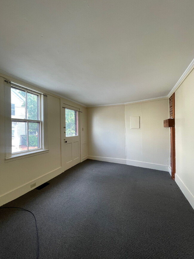 Building Photo - Charming 2 bed, 1 bath - Amesbury, MA! AVA...