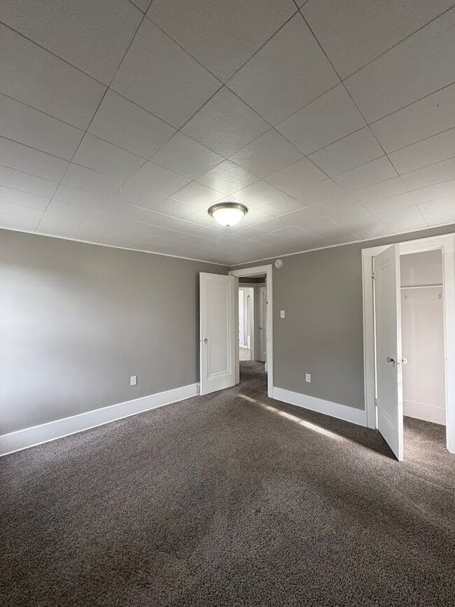 Building Photo - Large 4 bedrooms 1 full bathroom home for rent