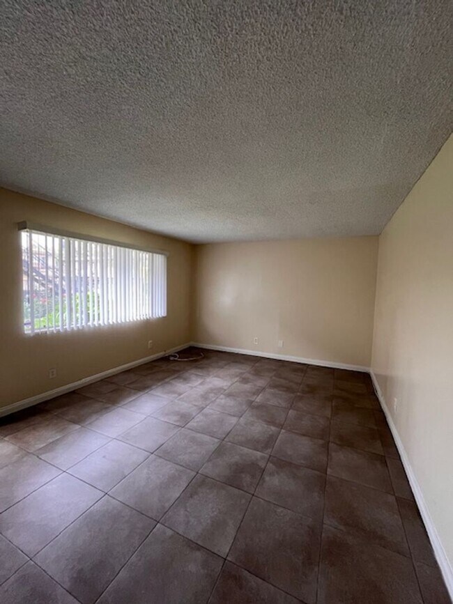Building Photo - 2 Bedroom/ 2 Bath upstairs unit located in Long Beach!