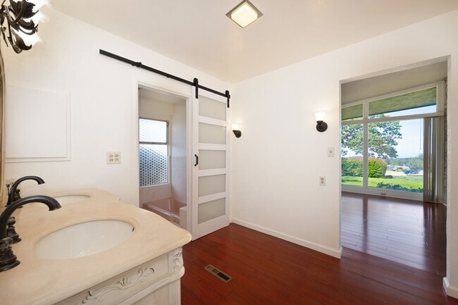 Building Photo - Luxury Living with Stunning 360-Degree Vie...