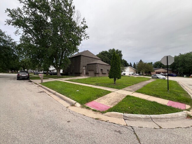 Building Photo - 1637 Sheffield Dr