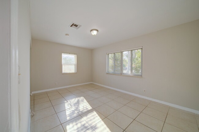 Building Photo - 917 NE 164th St