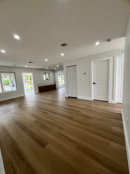 Building Photo - 1612 E River Dr