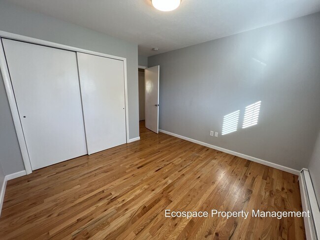 Building Photo - Bright & Beautiful 2-bedroom 1 Bath Across...