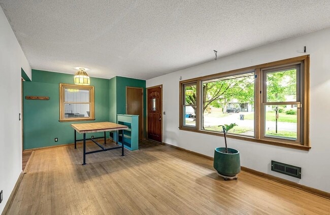 Building Photo - 6121 Trinity Dr NE