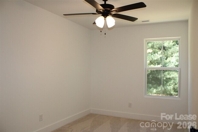 Building Photo - 562 W Park Ave