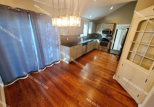 Building Photo - Beautiful Home in Mission, KS-Available NOW!!!