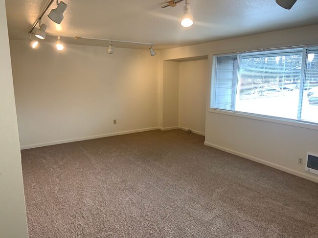 Building Photo - Freshly Updated 2 Bed w/ Granite + W/S/G Included – Available Early May!
