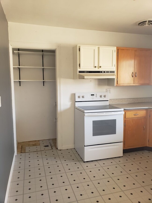 Building Photo - 3 BD Ranch with THREE garages