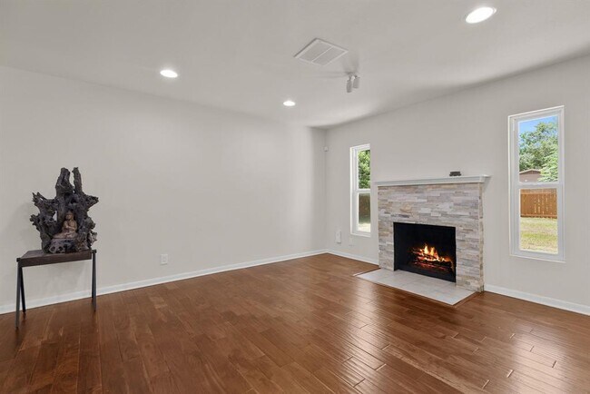 Building Photo - 501 Arbor Ln