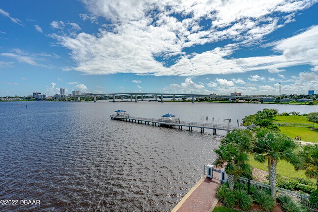 Building Photo - 231 Riverside Dr