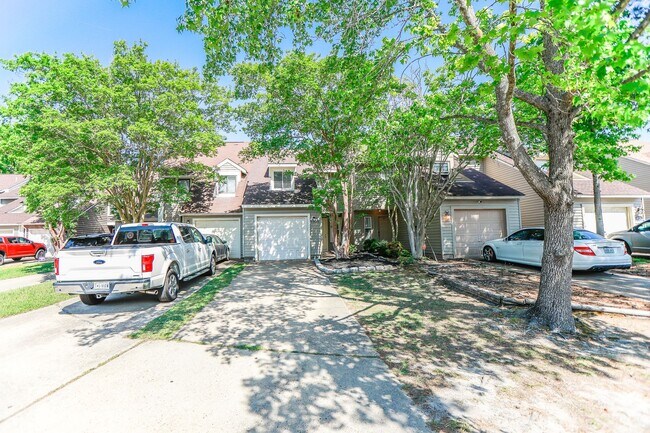 Building Photo - "Charming Kempsville Lake Townhome – Great Amenities & Location!"