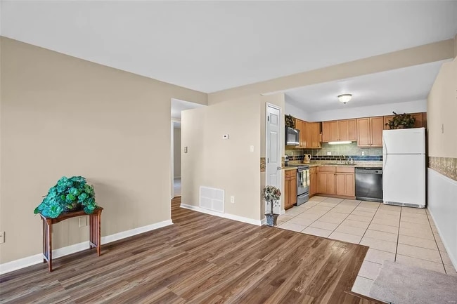 Building Photo - 700 Ridgeside Dr