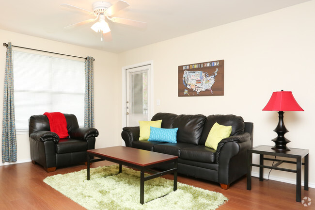 2 Bd, 2 Ba 815 SF - The Oasis