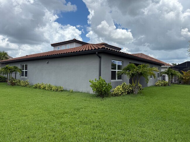 Building Photo - 5 Bedroom 4 Bath W/Office & 3-Car Garage (...