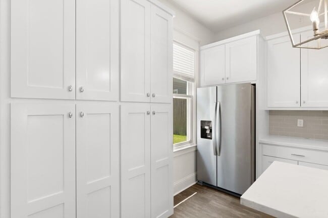 Building Photo - 515 Division St