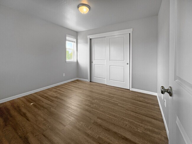 Building Photo - 1809 S 11th St W