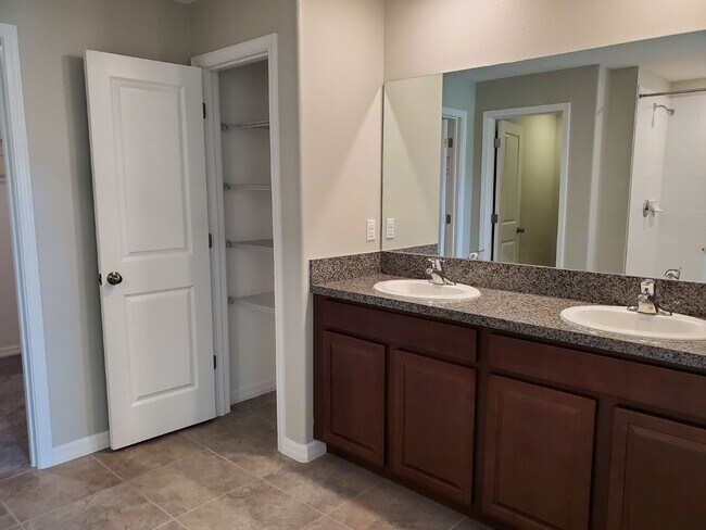 Building Photo - "Spacious 4-Bed, 2-Bath Gem with 1936 Sq Ft of Comfort in Riverview, FL!"
