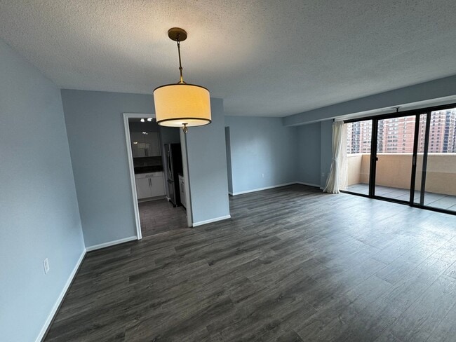 Building Photo - Urban Living at Its Finest: Spacious 2BR, 2BA Condo in Courthouse