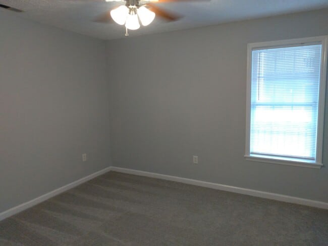 Building Photo - 2 Bedroom, 1 bath apartment - Downstairs U...