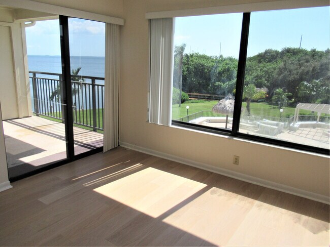 Building Photo - Water/Pool Front 2/2 Annual Unfurnished Condo 3rd  Floor Villa Palma Del Mar