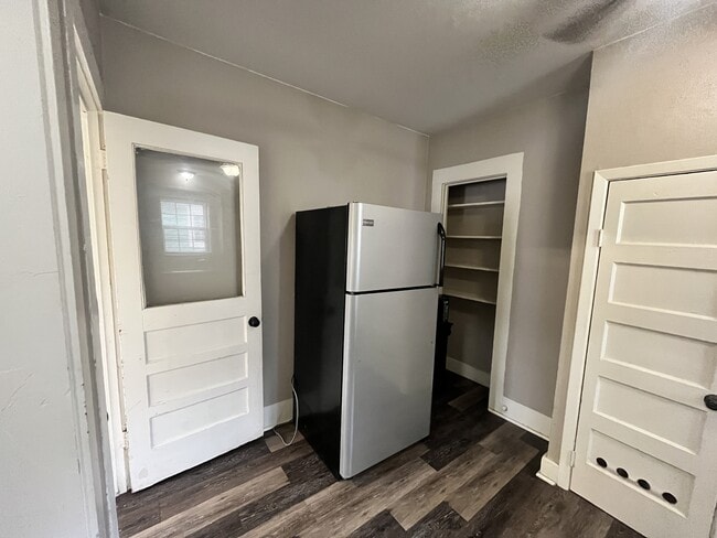 Building Photo - 916 N Austin St