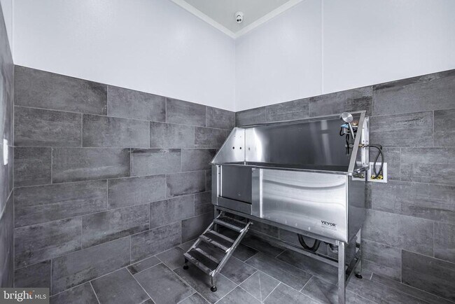 Building Photo - 1010 Admiral Ln