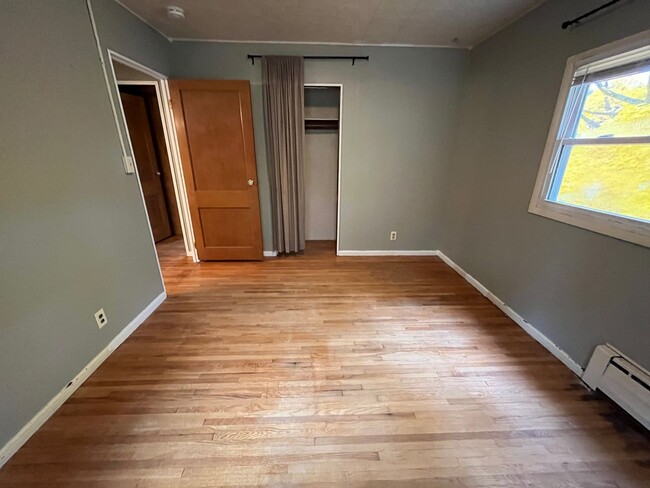 Building Photo - AVAILABLE May - 2 Bed 1 Bath Wooded Back Yard
