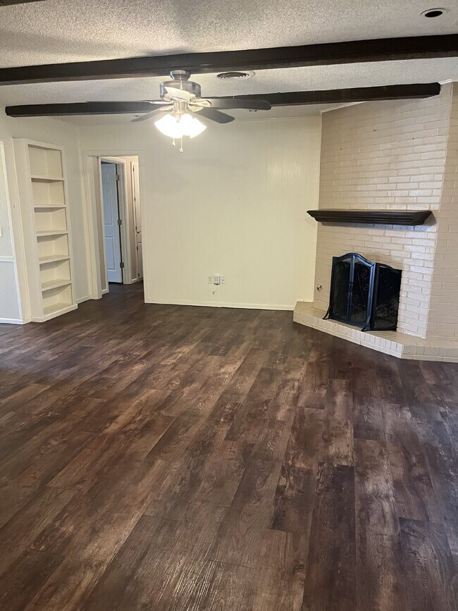 Building Photo - "Charming 3-Bedroom with 2 Full Baths in L...