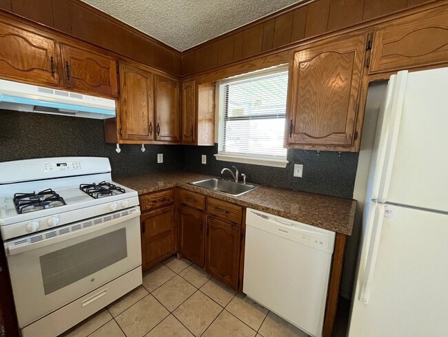 Building Photo - 3 Bedroom duplex!!
