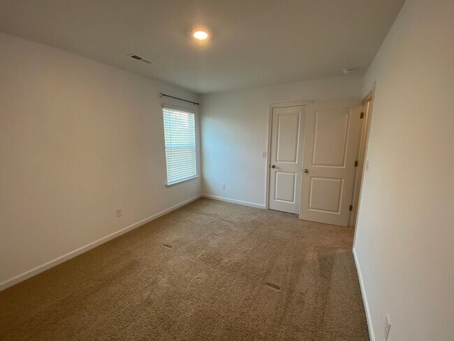 Building Photo - MOVE-IN READY!