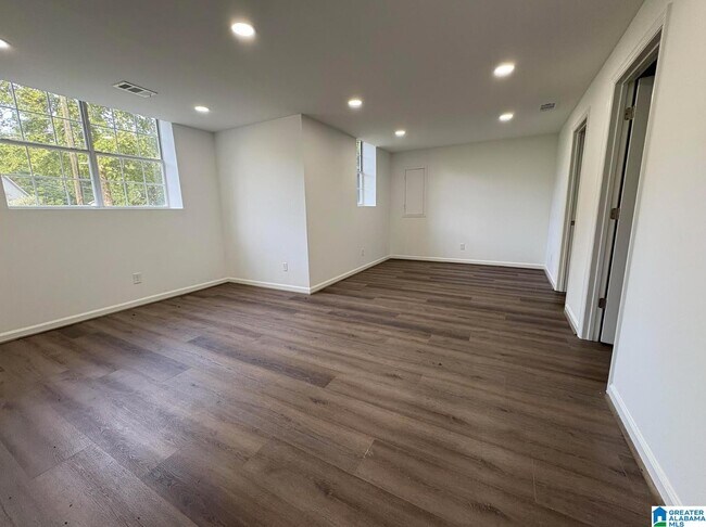 Building Photo - 113 Loyola Cir