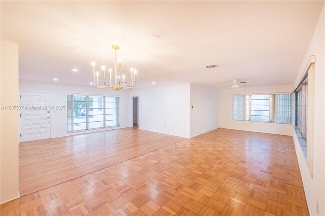 Building Photo - 5600 San Vicente St