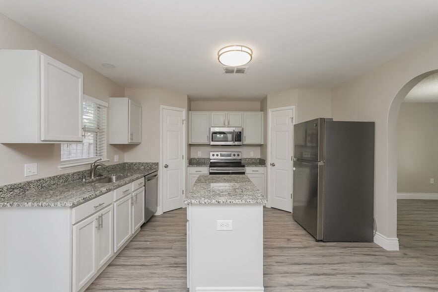 Building Photo - 12726 Kings Lake Dr